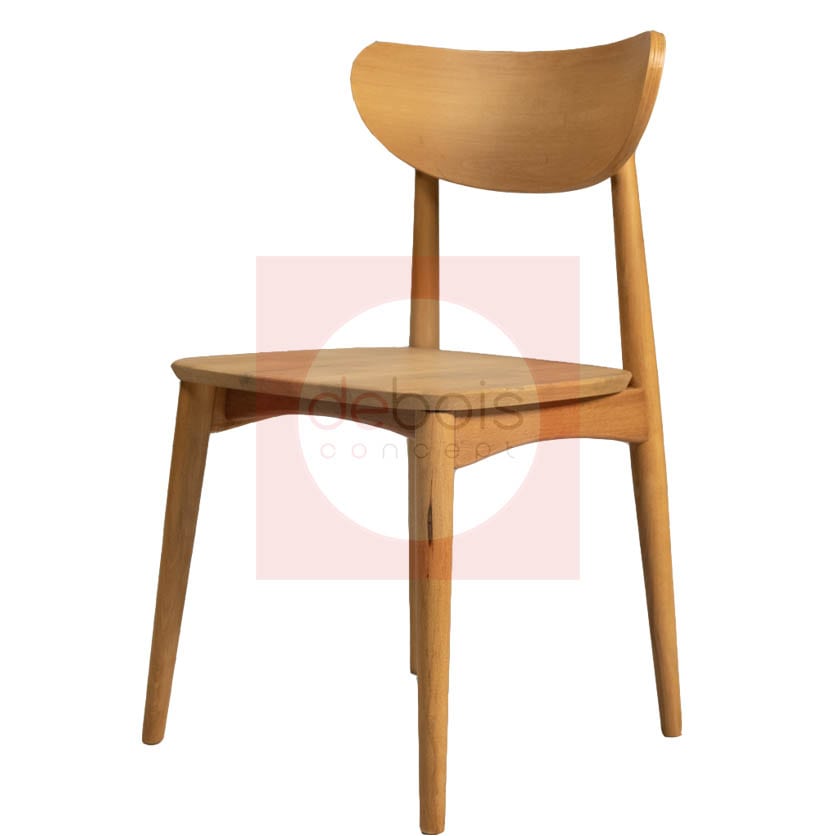 silla nórdica de madera con patas torneadas
